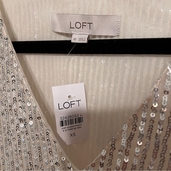 🪩✨NWT Loft Sequin V Neck Flutter Top in XS - Picture 3 of 7